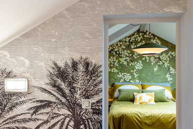 Inspiration pour une chambre parentale minimaliste de taille moyenne avec un mur vert, parquet clair, aucune cheminée, un sol beige et du papier peint.
