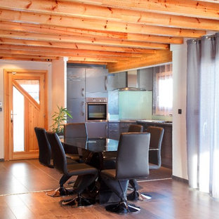 ディジョンの中サイズのラスティックスタイルのLDKの画像 (白い壁、セラミックタイルの床、暖炉なし)