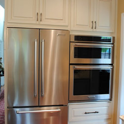 Rich Colonial Kitchen - Kitchen Cabinetry