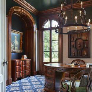 Foto de despacho clásico, de tamaño medio, sin chimenea, con paredes azules, moqueta, escritorio independiente y suelo azul