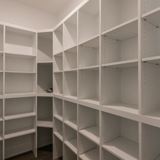 Große Country Küche in L-Form mit Vorratsschrank, Landhausspüle, profilierten Schrankfronten, weißen Schränken, Quarzit-Arbeitsplatte, Küchenrückwand in Grau, Rückwand aus Keramikfliesen, Küchengeräten aus Edelstahl, Vinylboden, Kücheninsel, braunem Boden und grauer Arbeitsplatte in Nashville