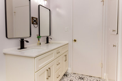 Cottage bathroom photo in San Francisco
