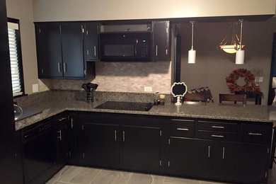 Kitchen - transitional kitchen idea in Chicago