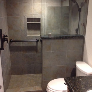 Bäder mit Wandtoilette mit Spülkasten und farbigen Fliesen Ideen