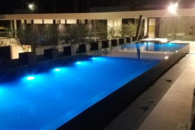 Large trendy rooftop rectangular infinity hot tub photo in Los Angeles