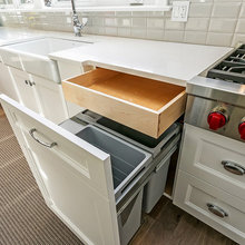 Kitchen Garbage/recycling