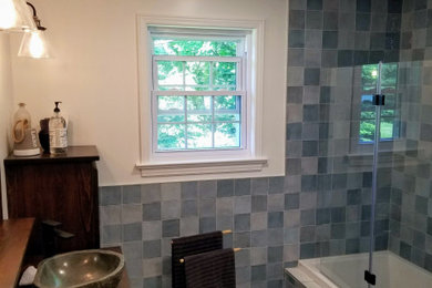 Inspiration for a bathroom remodel in Montreal