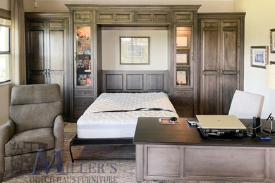 Imagen de despacho clásico renovado grande con paredes beige, moqueta y suelo gris