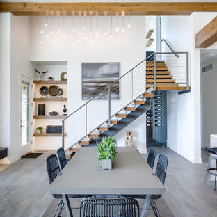 ボイシのコンテンポラリースタイルのLDKの画像 (白い壁、濃色無垢フローリング)