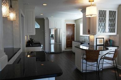 Kitchen - traditional kitchen idea in Cleveland