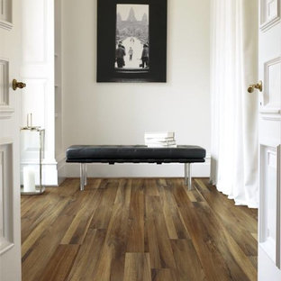 Idee per un ingresso o corridoio design di medie dimensioni con pareti bianche, pavimento in vinile e pavimento marrone