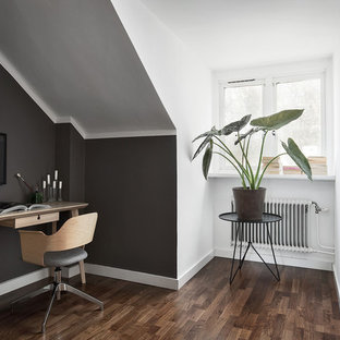Exempel på ett mellanstort nordiskt arbetsrum, med vita väggar, mörkt trägolv och ett fristående skrivbord