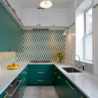 Пример оригинального дизайна интерьера: маленькая отдельная, параллельная кухня в современном стиле с врезной раковиной, плоскими фасадами, зелеными фасадами, мраморной столешницей, разноцветным фартуком, фартуком из цементной плитки, мраморным полом, белым полом, белой столешницей и техникой под мебельный фасад без острова