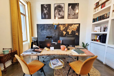Exemple d'un bureau tendance de taille moyenne avec un mur blanc, sol en béton ciré, aucune cheminée, un bureau indépendant et un sol gris.