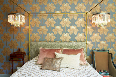 シドニーにある中くらいなエクレクティックスタイルのおしゃれな客用寝室 (マルチカラーの壁、壁紙) のインテリア