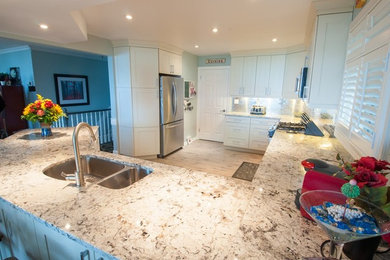 Kitchen - transitional kitchen idea in Toronto