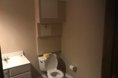 シンシナティにある高級な中くらいなおしゃれなバスルーム (浴槽なし) (オープン型シャワー、白いタイル、セラミックタイル、大理石の床、白い床、開き戸のシャワー) の写真