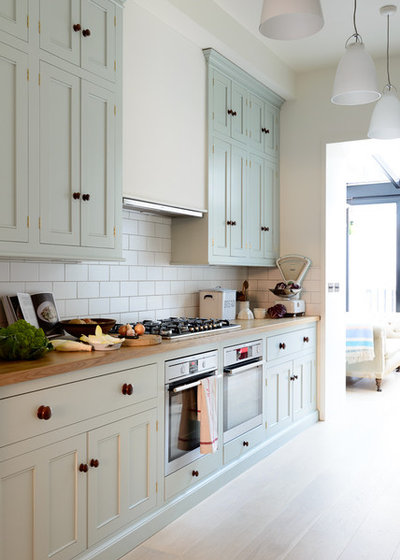 Traditional Kitchen by deVOL Kitchens