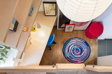 Foto de dormitorio infantil de 4 a 10 años minimalista de tamaño medio con paredes beige, suelo de madera clara y suelo beige