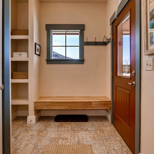 Inspiration för små eklektiska kapprum, med beige väggar, klinkergolv i keramik, en enkeldörr, en röd dörr och blått golv