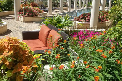 Design ideas for a contemporary full sun rooftop landscaping in Chicago for summer.