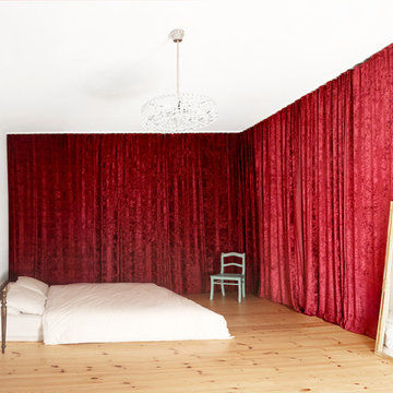 Sleeping on Stage - modern bedroom in Berlin