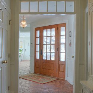 Удачное сочетание для дизайна помещения: входная дверь среднего размера в классическом стиле с полом из терраццо, одностворчатой входной дверью и входной дверью из дерева среднего тона - самое интересное для вас