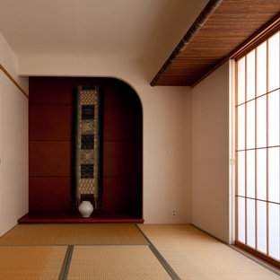 Cette photo montre une chambre d'amis asiatique de taille moyenne avec un mur blanc, un sol de tatami, aucune cheminée et un sol beige.
