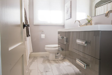 Example of a minimalist bathroom design in Toronto