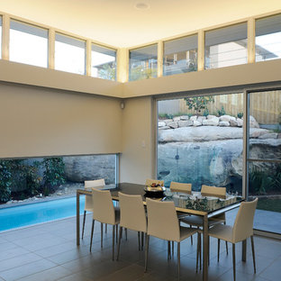 シドニーの広いコンテンポラリースタイルのLDKの画像 (白い壁、トラバーチンの床、暖炉なし、ベージュの床)