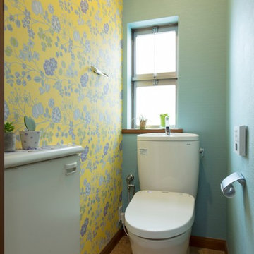 イエローの花柄が印象的なトイレ