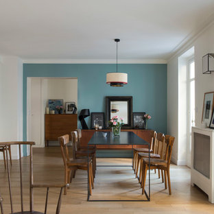 Idée de décoration pour une salle à manger design avec un mur blanc, un sol en bois brun et un sol marron.
