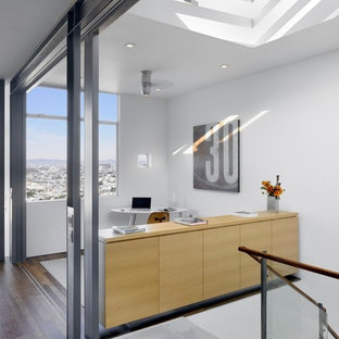 サンフランシスコのモダンスタイルのおしゃれなホームオフィス・仕事部屋 (白い壁、コルクフローリング) の写真