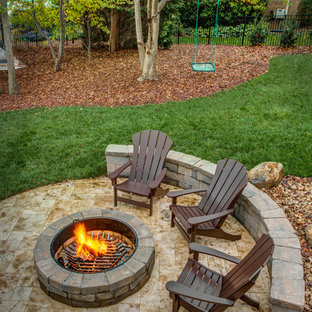 Идея дизайна: большой дворик на заднем дворе в стиле рустика с местом для костра и покрытием из плитки без защиты от солнца