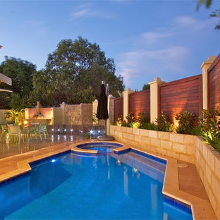 Moderner Whirlpool hinter dem Haus in individueller Form mit Natursteinplatten in Perth