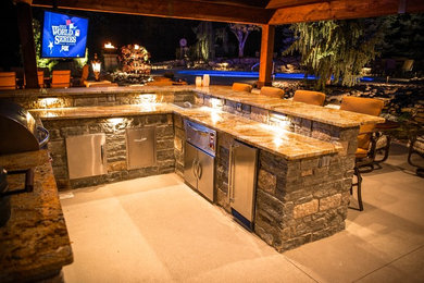 Kitchen - traditional kitchen idea in St Louis