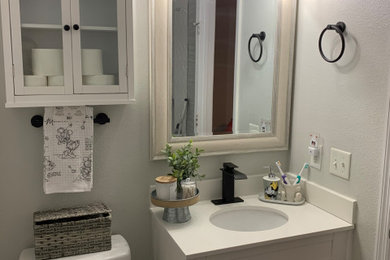 Bathroom - cottage bathroom idea in Orlando