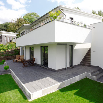 Terrasse mit Stufen zum Garten