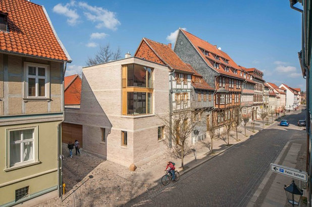 Современный Фасад дома by qBaTuR Planungsgenossenschaft eG
