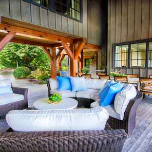 ワシントンD.C.の大きいラスティックスタイルのおしゃれな裏庭のデッキ (屋外暖炉、張り出し屋根) の写真