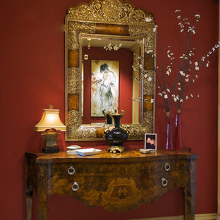 ロサンゼルスの大きいトラディショナルスタイルのおしゃれな玄関ロビー (赤い壁、大理石の床、白い床) の写真