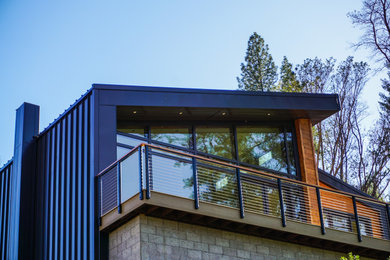 Foto de fachada de casa gris y gris actual de tamaño medio de una planta con revestimiento de metal, tejado de un solo tendido y tejado de metal