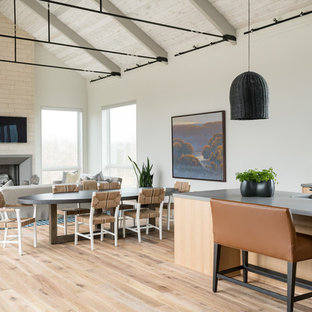 グランドラピッズのカントリー風 LDKの画像 (白い壁、淡色無垢フローリング、ベージュの床)