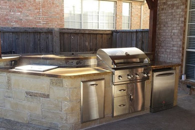 Kitchen - mid-sized traditional l-shaped kitchen idea in Dallas