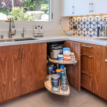 Contemporary Two-Toned Kitchen