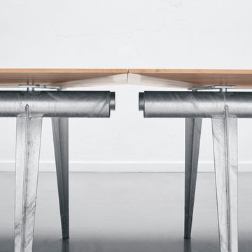 Tables de conférence en multiligne Baubuche et acier galbanisé.
