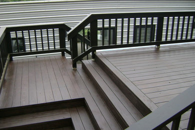 Inspiration for a mid-sized timeless backyard deck remodel in Los Angeles with no cover