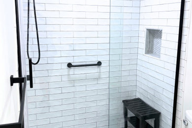 ロサンゼルスにあるモダンスタイルのおしゃれな浴室 (白いタイル、モザイクタイル、グレーの床、引戸のシャワー) の写真