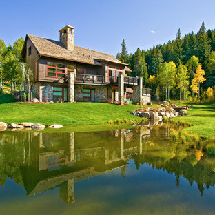 デンバーのラスティックスタイルのおしゃれな家の外観 (混合材サイディング、切妻屋根、赤い外壁) の写真