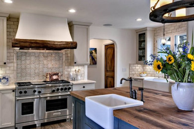 Kitchen - traditional kitchen idea in San Diego